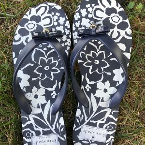 Kate Spade Navy & white floral flip flops